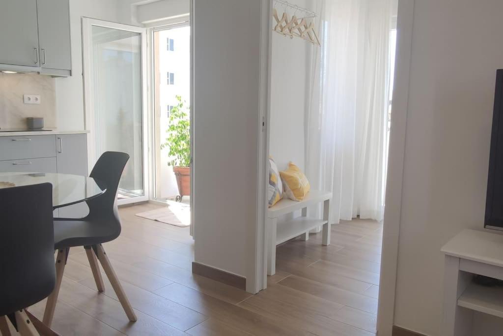 Lovely & Bright Renovated Apt. W/ Balcony In Appartement *